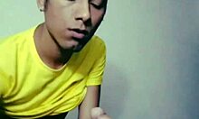 disfrutando de la deliciosa verga de este macho peludo a mamadas