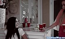 Hey, remaja cantik 18+ ni scissoring di luar dan panas sangat! 🔥