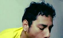 disfrutando de la deliciosa verga de este macho peludo a mamadas