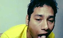 disfrutando de la deliciosa verga de este macho peludo a mamadas