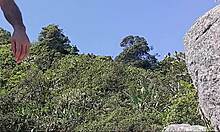 Menn på berømte strandsteiner i ekte gruppeaktivitet