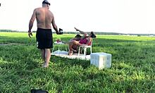 Baise audacieuse en coulisses : amatrice russe chevauche et suce un jeune maigre