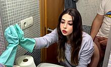 mi padrastro folla mi ass en el baño mientras limpio y disfruto el sexo prohibido