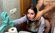 mi padrastro folla mi ass en el baño mientras limpio y disfruto el sexo prohibido