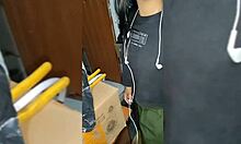 con la nueva empleada en el trabajo