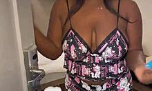 Colombiana orders delivery and pays with hot steamy sex