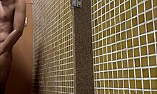 dotado tomando banho na academia spy