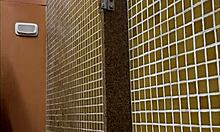 dotado tomando banho na academia spy