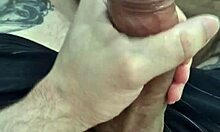 Novinho Twink Dotado Batendo Punheta in Solo Action