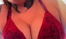 Vazou na Net Mulher Sente Tesão ao Fazer Exercícios na Academia com Tits e Wet Pussy