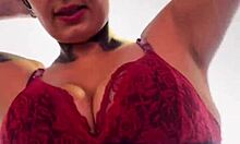 Vazou na Net Mulher Sente Tesão ao Fazer Exercícios na Academia com Tits e Wet Pussy