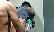 Момче Се Взираше В Мен В Джима, Заведох Го В Банята За Действие