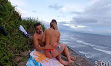 Смотри, как этот парень трахает горячую блондинку латина на пляже Итанхем