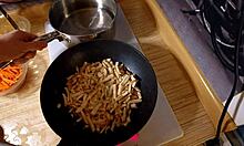 性感男厨师裸体煮鸡面！