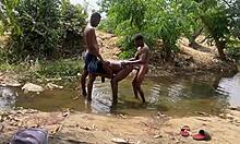 Чукай ми дебелата путка силно край реката