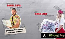 Perv najstnica 18+ ulovljena pri samozadovoljevanju dobi kazen od bujnih mačeh v družinski sceni.