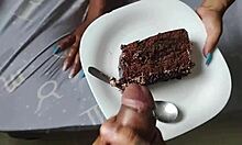 gozando no bolo, esposa pediu leite e levou porra pra comer