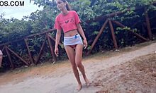 Właśnie widziałem tę laskę przechodzącą publicznie, musiałem się walić w lesie. Wibracje hentai wszędzie!