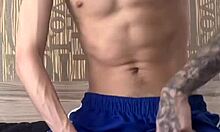 o abelhinha chupa a cabeça da rola tão gostoso no pov