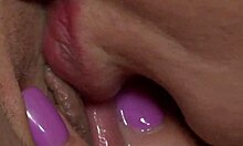 Доминирующая зрелая лесбиянка показывает молодой 18+ подруге, кто главный