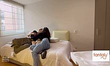 Scarlett și Chanel se joacă cu noua păpușă sexuală Tantaly