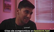 Morena con coño peludo se ve increíblemente caliente en español