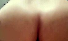 novinha magrinha do rabo grande brincando com idoso sentando na pica do velho