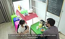 Gadis Asia Dibengkok untuk Kongkek Keras di Kedainya