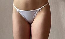 Эй, смотри, как эта невинная рыжая раздевается для тебя в трусиках