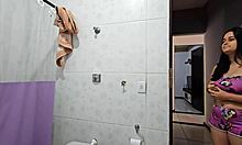 Enteada fica com tesão me vendo no banho, meu Deus padrasto, gozou várias vezes na minha buceta