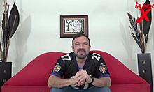 Ella folla al padrastro de su amiga después del entrenamiento