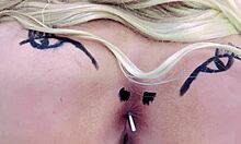 จิตใจเจ้าเล่ห์จะเห็นหีชมพูดูดไอศกรีมในชุดโปร่งใสสีแดง