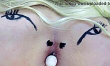 Mentes Maliciosas Vão Ver um Cu Rosinha Chupando Pirulito no Sheer e Red