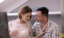 Старый мудрый джентльмен встречает молодую красивую девчонку для удовольствия