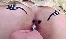 Mentes Maliciosas Vão Ver um Cu Rosinha Chupando Pirulito no Sheer e Red