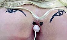 Mentes Maliciosas Vão Ver um Cu Rosinha Chupando Pirulito no Sheer e Red