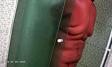 camera escondida madrasta safada gordinha gravada tomando vanho com tetas naturais enormes