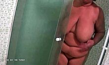 camera escondida madrasta safada gordinha gravada tomando vanho com tetas naturais enormes