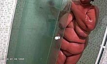 camera escondida madrasta safada gordinha gravada tomando vanho com tetas naturais enormes