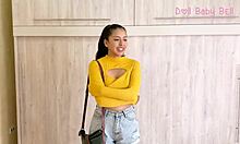 Pequeña joven sale de su casa a vivir sola por primera vez