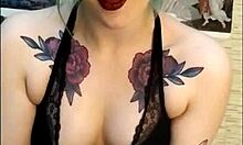 惊艳女孩熟练地边缘控制朋友的跳动鸡巴