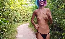 La naiba! Latina păroasă aleargă topless în chiloți prin pădure!
