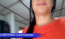 Эта студентка в форме получает потрясающий минет и показывает свои большие сиськи