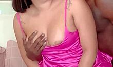 Neg�o dotado fodendo a japonesa casada na frente do corninho?