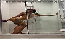 Миленькая голая Рокси моется в душе и мастурбирует со стонами 😍