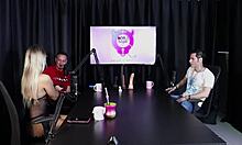 Bionda si spoglia in casa swing dopo commento liberatorio degli ospiti