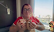 Так что эта пухлая латина примеряла топы для лучшего траха сиськами POV