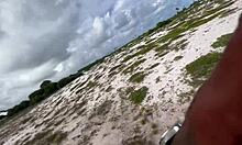 Lihat klitoris besar bintang porno kurus ini sambil diwajah-entot