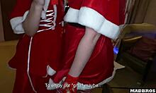 Două mame frumoase de Crăciun decorează sub brad