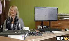 Vip4k dulce nena da mariquita para perforar a un agente de préstamos travieso